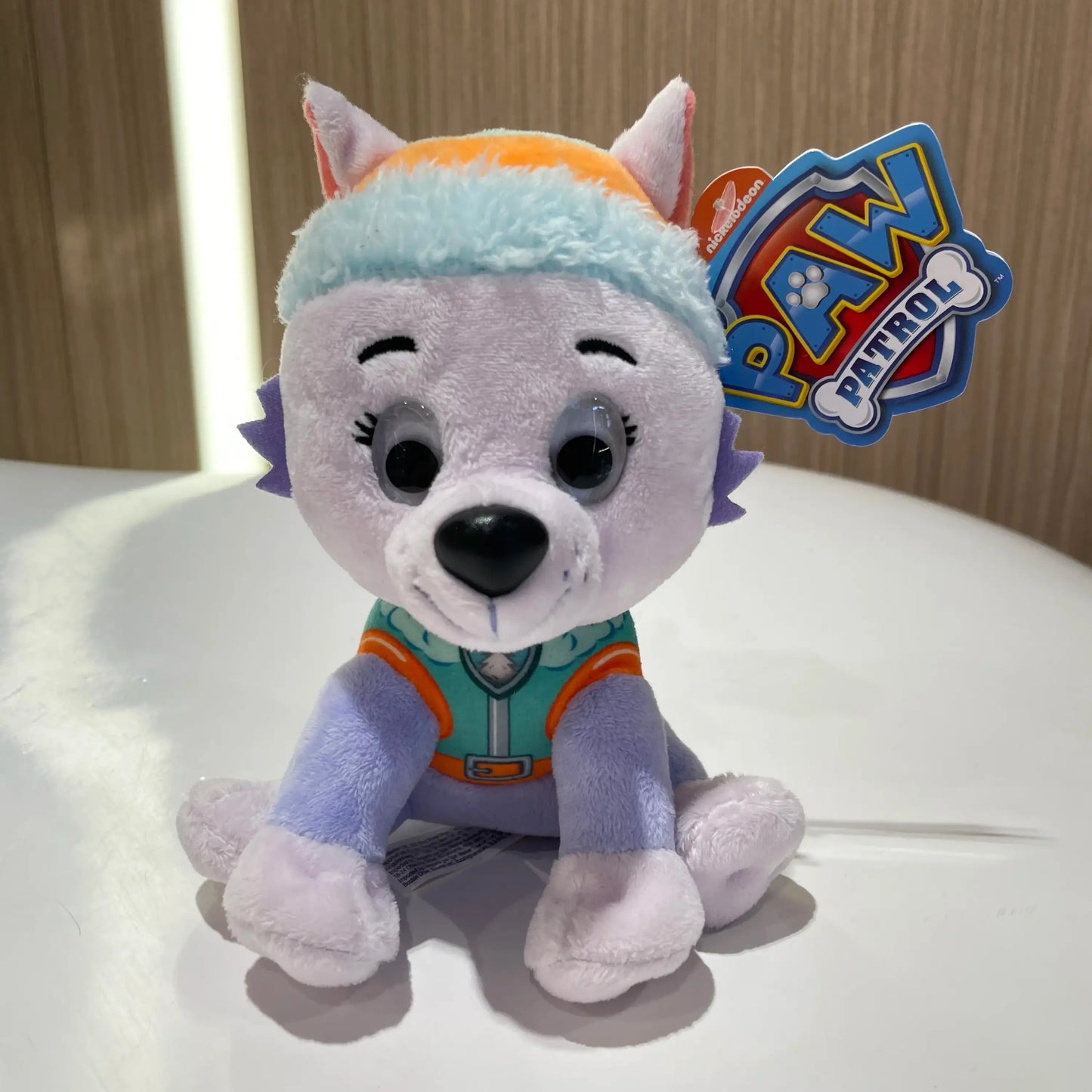Peluche pat patrouille everest avec corps violet clair et accents orange teal héros canin préféré dans sa veste