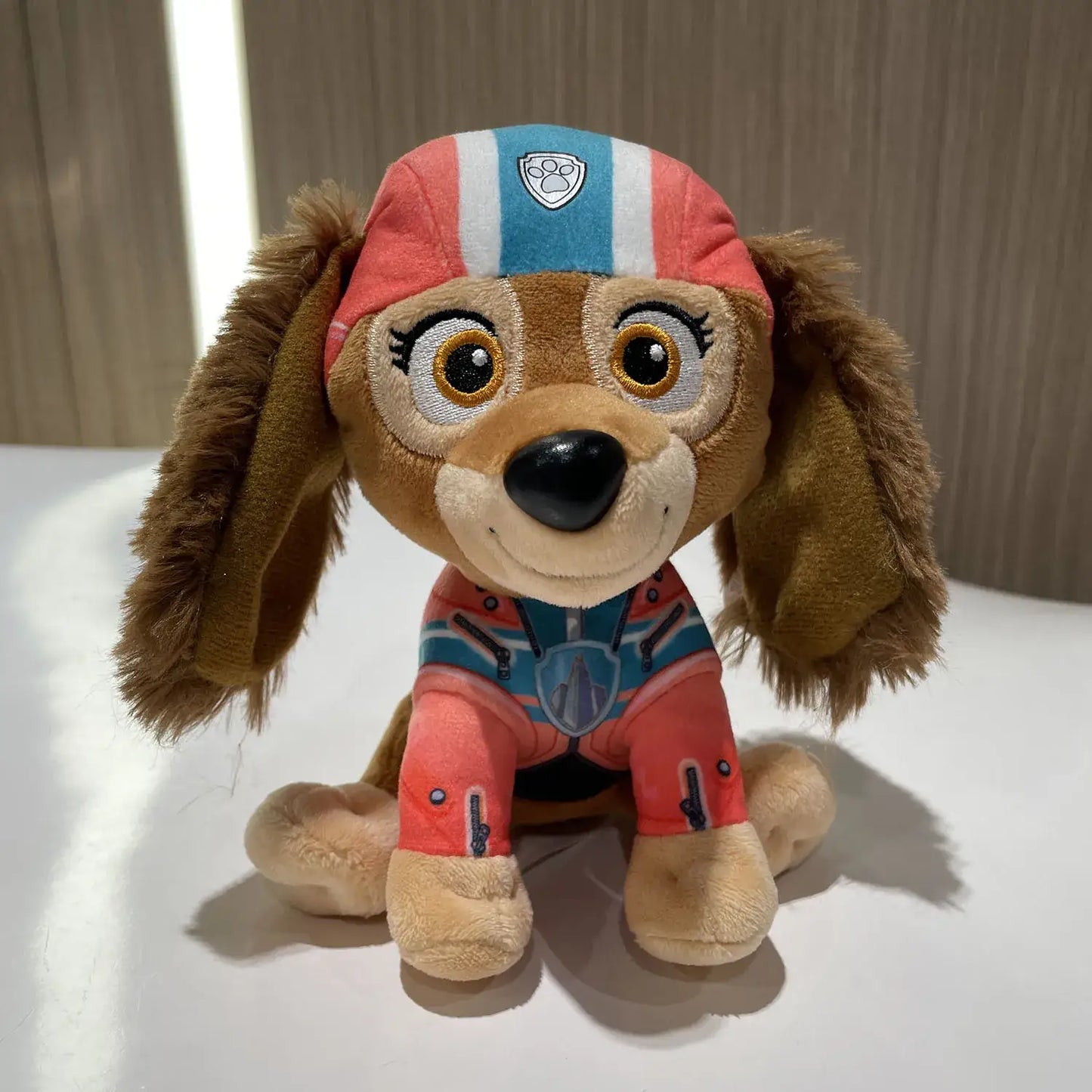 Peluche pat patrouille skye avec fourrure marron casque rouge bleu et combinaison orange pour fans du héros canin préféré