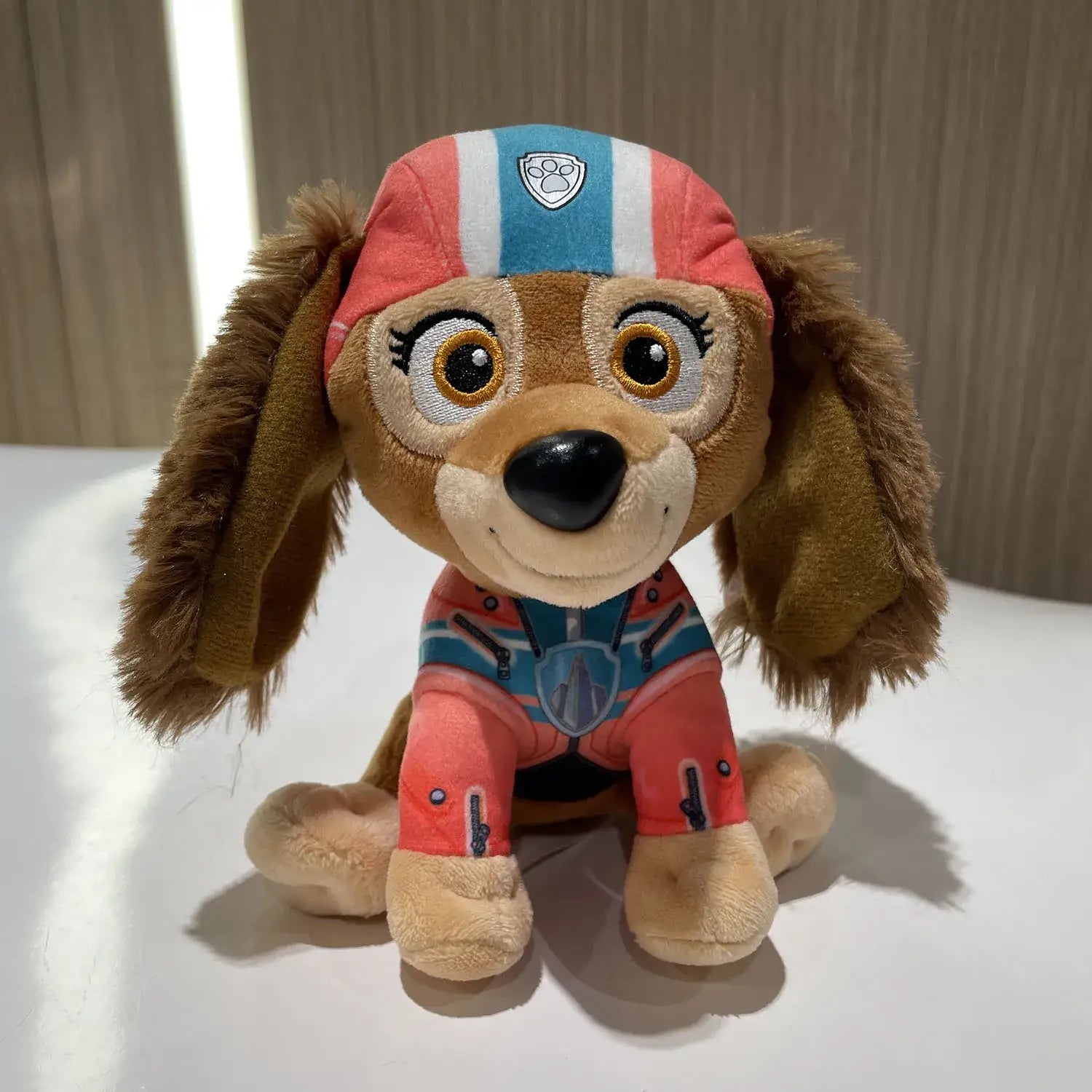 Peluche pat patrouille skye avec fourrure marron casque rouge bleu et combinaison orange pour fans du héros canin préféré