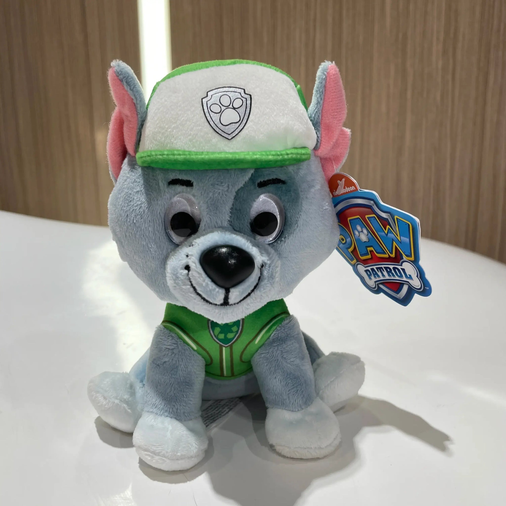 Peluche pat patrouille chien gris en peluche avec casquette verte et blanche et gilet assorti héros canin préféré