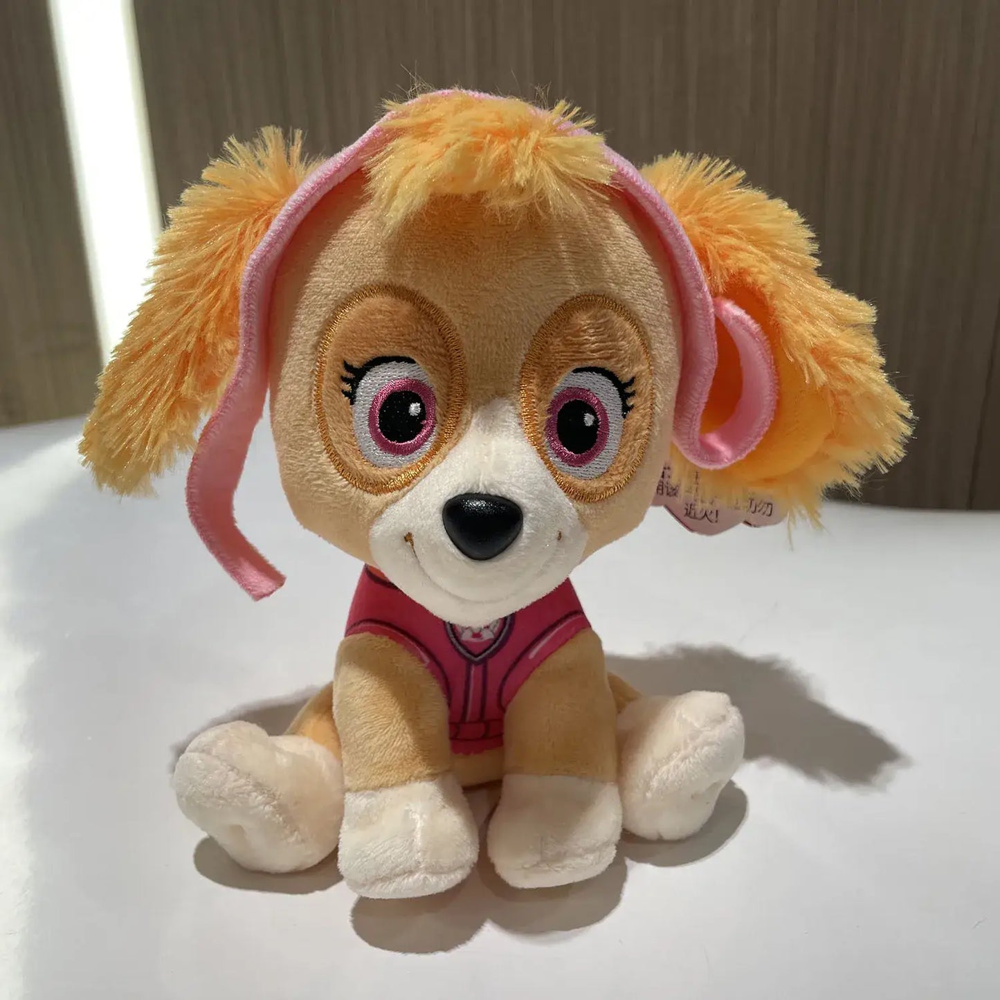 Peluche pat patrouille skye en peluche avec fourrure orange douce, nœuds roses et gilet rose, héros canin préféré