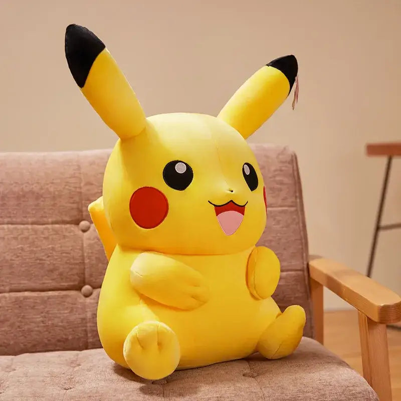Un peluche pikachu xxl jaune avec oreilles noires et joues rouges assis sur une chaise rembourrée compagnon idéal pokemon
