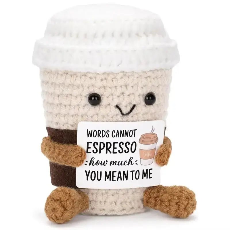 Peluche tasse à café en crochet beige et marron avec couvercle blanc tenant un panneau message positif pour déguisement carnaval