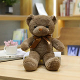 Peluche teddy bear couleur marron avec texture douce et yeux boutons noirs posé sur une table en bois