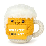 Peluche crochet verre de bière jaune avec mousse blanche et poignée tenant un panneau peluche marrante peluche drole