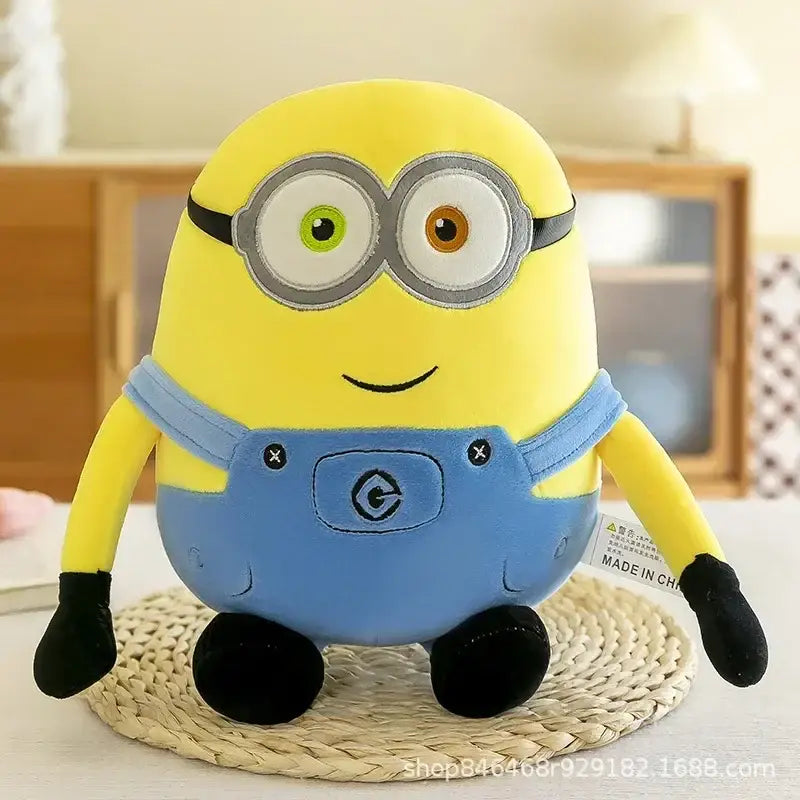 Peluche minion jaune avec salopette bleue et gants noirs découvrez l’univers ludique des peluches minions personnages