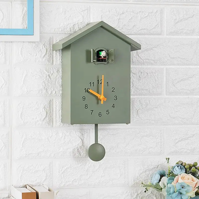 Pendule à coucou quartz élégante en vert sauge avec mains orange et charme traditionnel dhorloge à coucou