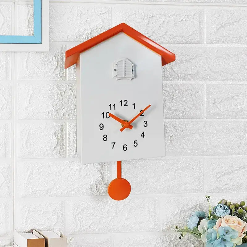 Pendule à coucou quartz élégante blanche et orange avec toit rouge, chiffres noirs et pendule orange au charme traditionnel