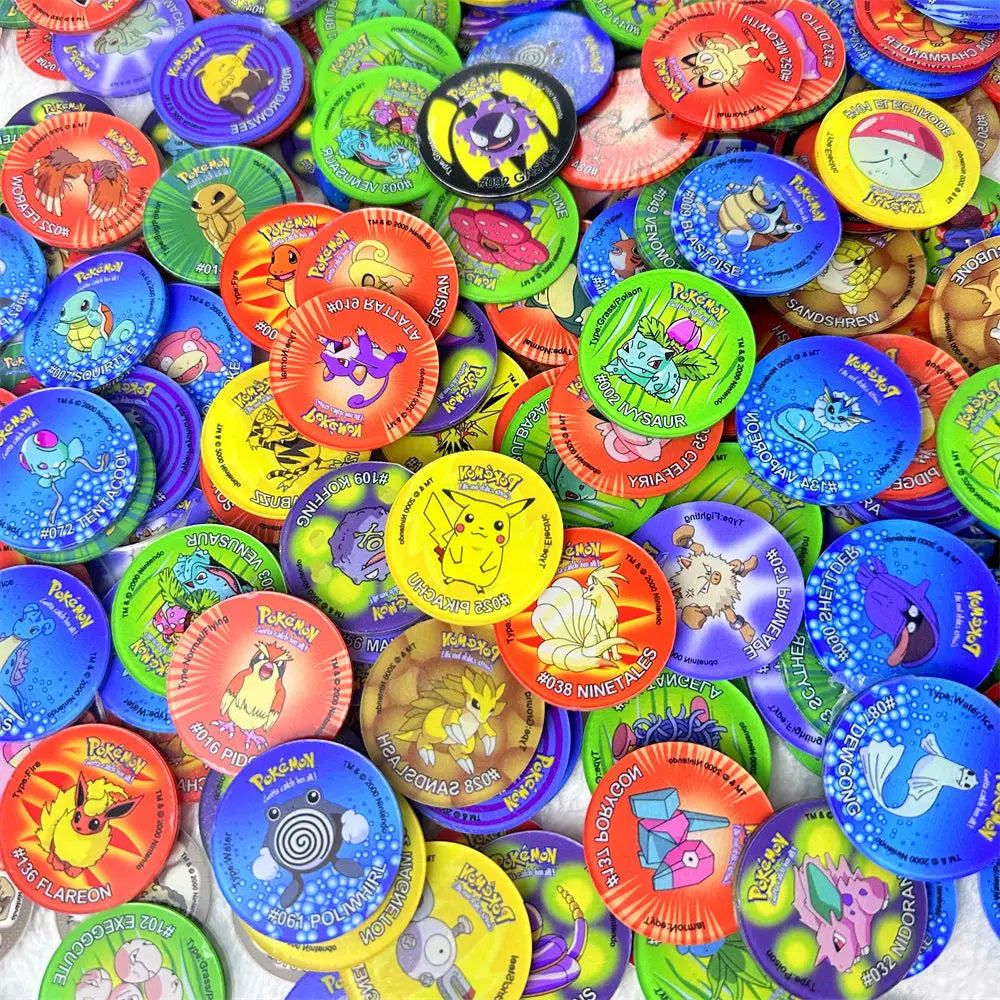 Une collection vibrante de pogs tazos pokémon colorés avec pikachu, squirtle et charizard cartes rondes nostalgiques