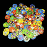 Une collection vibrante de cartes pokémon tazos cartes rondes nostalgiques colorées et brillantes