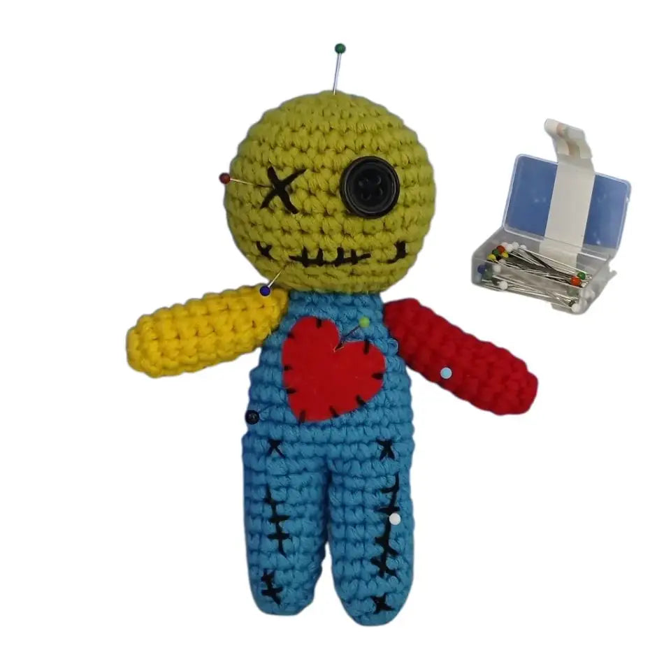 Poupée vaudou tricotée 14cm avec tête jaune corps bleu et patch cœur rouge cadeau maléfique parfait pour halloween