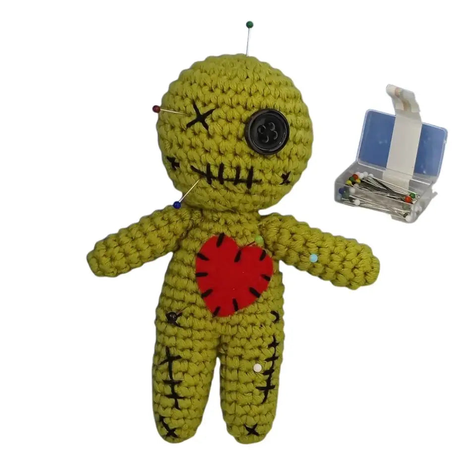 Poupée vaudou 14cm tricotée verte avec œil bouton noir et cœur rouge épingles insérées cadeau maléfique parfait pour halloween