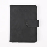 Protège-passeport rfid antimagnétique en cuir synthétique noir avec design minimaliste et fermeture à sangle assortie