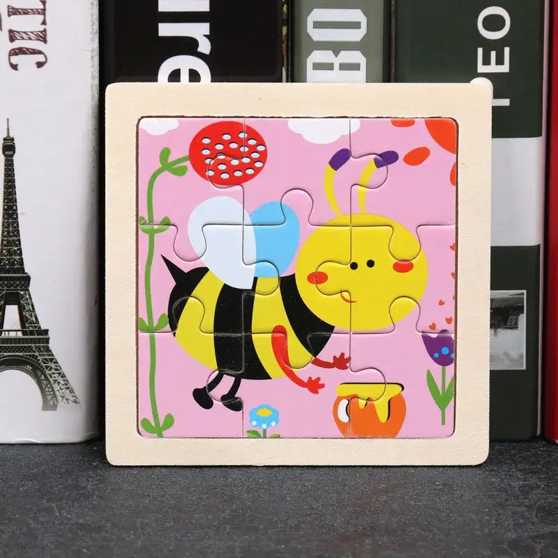 Puzzle bois pédagogique bébé avec abeille colorée jaune et noire sur fond rose fleurs et miel pour motricité fine petites mains