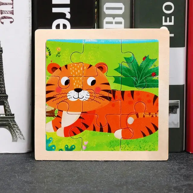 Puzzle bois pédagogique en forme de tigre orange cartoon sur fond vert pour motricité fine des petites mains