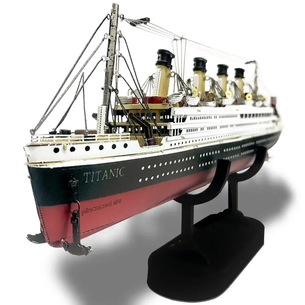 Modèle métal 3d titanic avec coque noire et rouge, quatre cheminées et gravure bateau titanic défi captivant