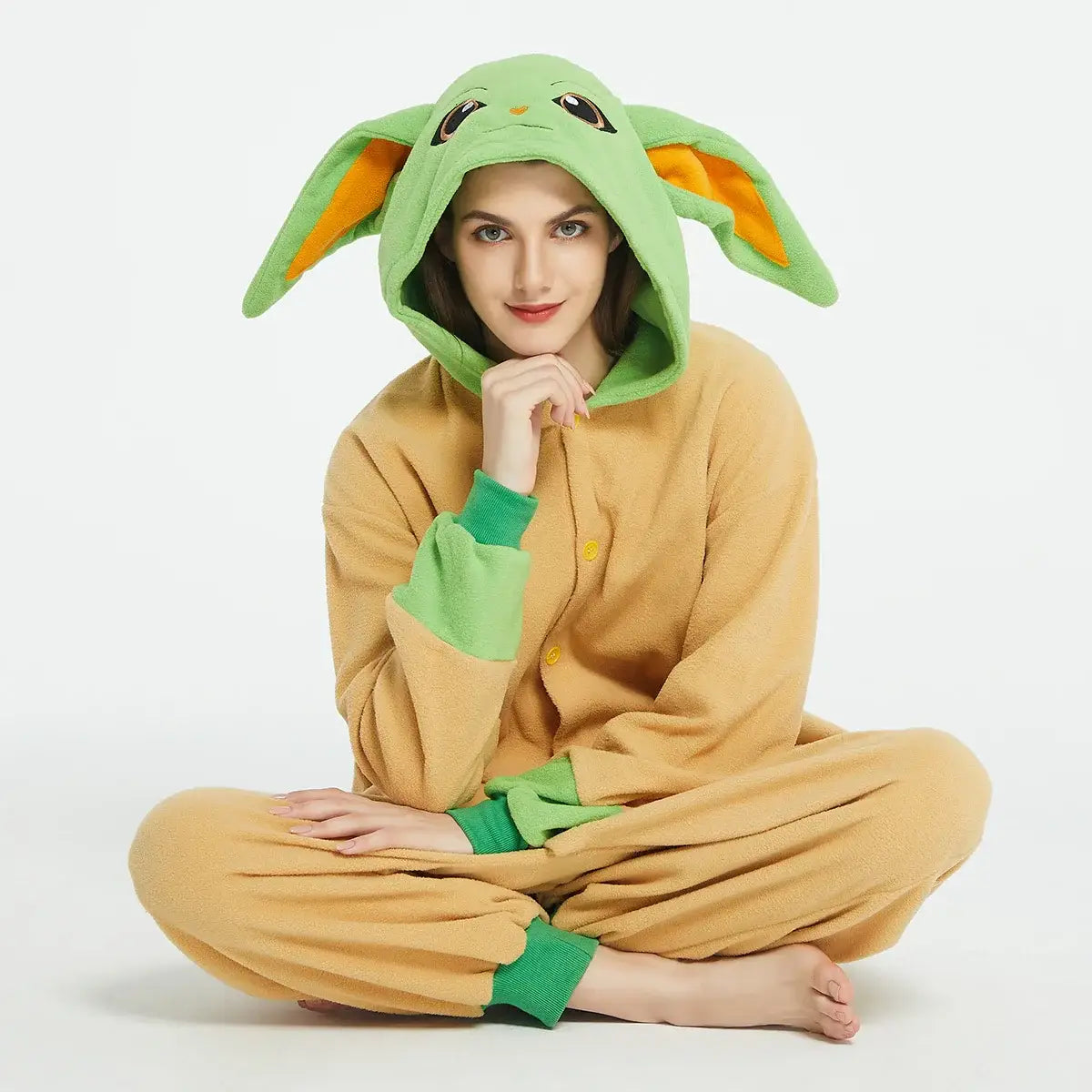 Pyjama bébé yoda femme en peluche beige et verte avec capuche oreilles et yeux brodés inspiré de star wars