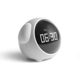 Réveil enfant numérique mignon blanc avec écran led noir mode nuit automatique et oreilles arrondies affichant 06:30