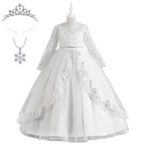 Robe bal dentelle manches longues enfant blanche en dentelle avec jupe en tulle et ceinture argentée à perles accessoires assortis