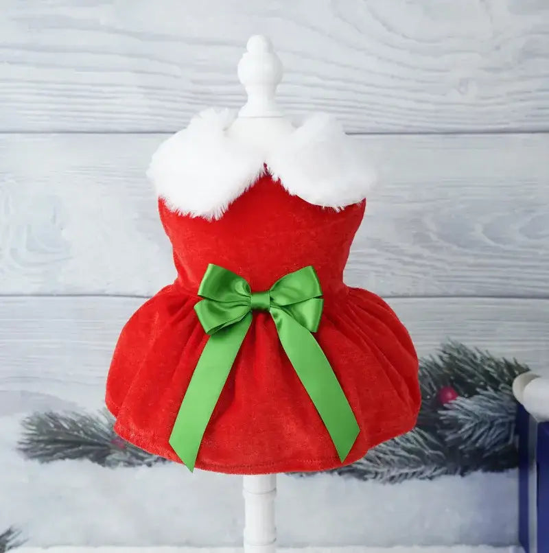 Robe de noël pour chienne en velours rouge avec bordure en fausse fourrure blanche et nœud vert satin élégante robe fin d’année pour la meilleure amie