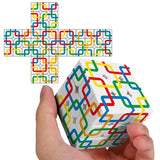 Cube carré entrelacé rubik’s cube blanc avec pièces plastiques colorées formant un motif en labyrinthe