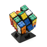 Rubik’s cube original lego puzzle cube coloré avec pièces rouge jaune vert bleu blanc sur base noire jouets classiques lego