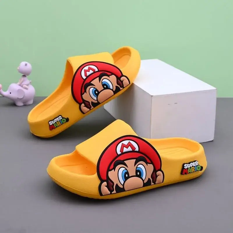Sandale super mario bros enfant jaune en caoutchouc avec personnage mario et logo super mario sur chaque côté