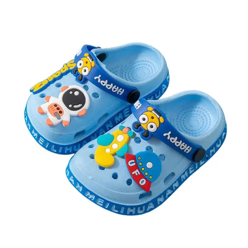 Sandales de plage enfant bleu clair en matériau eva souple avec brettelle happy et charms personnages colorés
