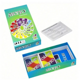 Le skyjo jeu de cartes famille présente une boîte arc-en-ciel avec cartes colorées et pad de score clair