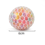 Une balle anti-stress colorée squishy de 6 cm avec un motif en mesh translucide révélant des nuances iridescentes pour bonne humeur
