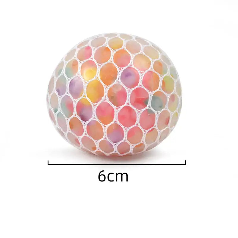 Une balle anti-stress colorée squishy de 6 cm avec un motif en mesh translucide révélant des nuances iridescentes pour bonne humeur