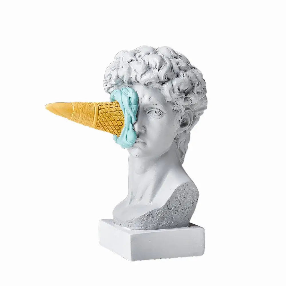 Statue david michel-ange en résine blanche avec cône glacé turquoise et gaufrette jaune idée deco originale