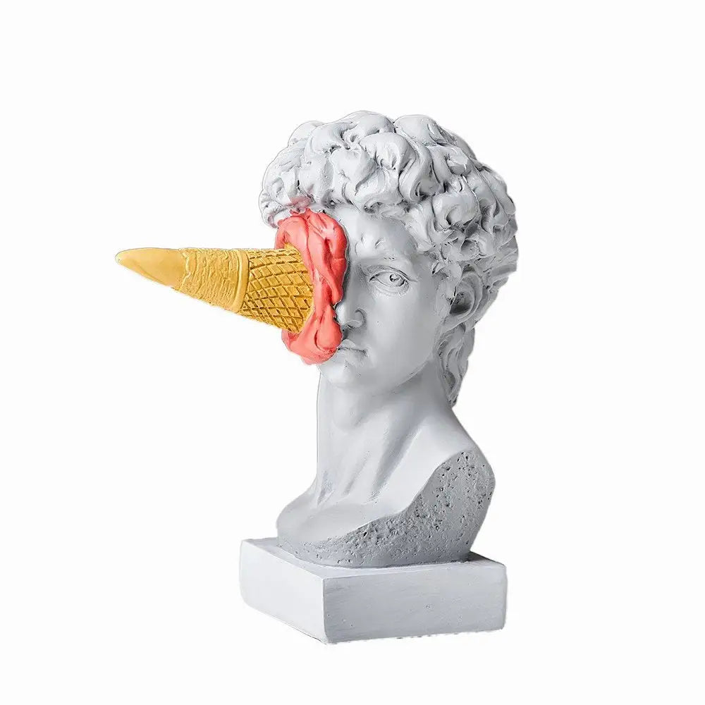 Statue david michel-ange en résine grise avec un cône glace jaune et une glace rose idée deco originale