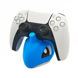 Support manette gaming pokemon bleu en silicone tenant une manette gaming playstation 5 dualsense blanche