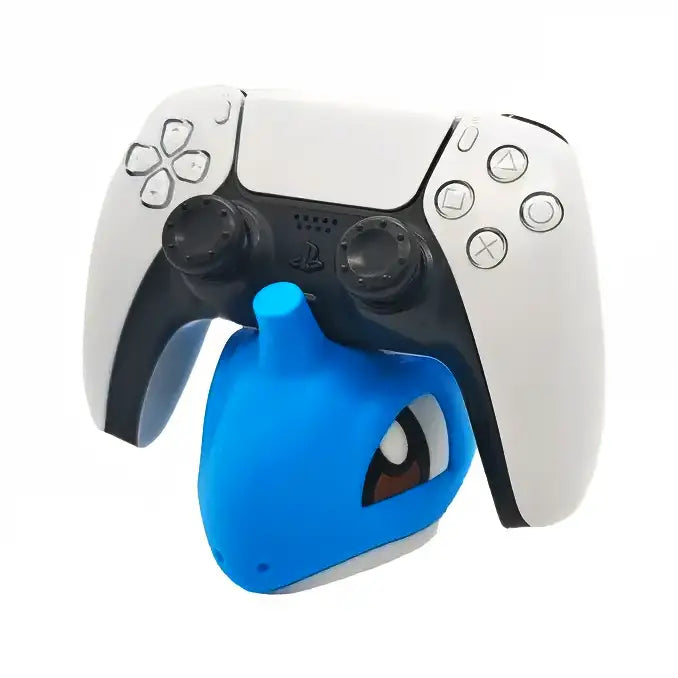 Support manette gaming pokemon bleu en silicone tenant une manette gaming playstation 5 dualsense blanche