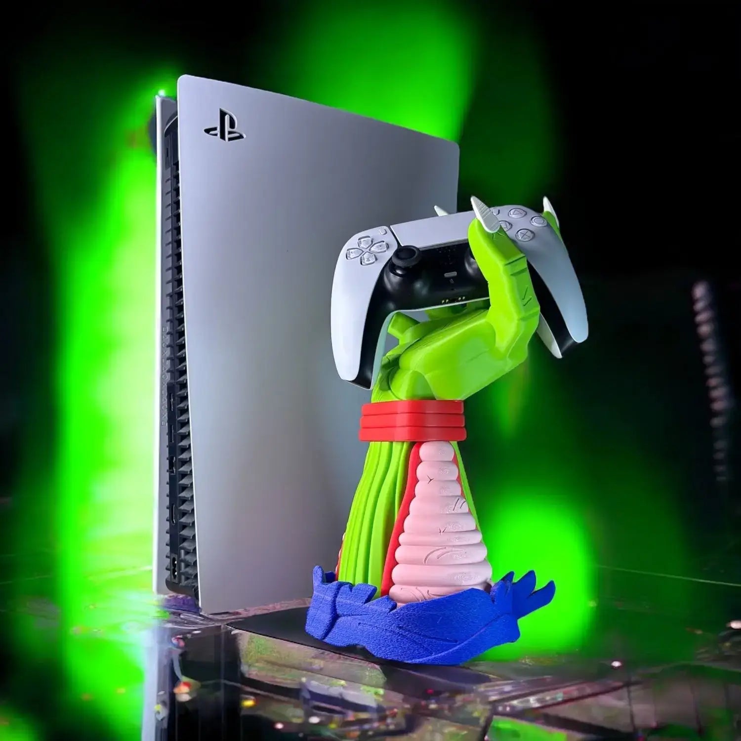Support manette ps5 xbox switch coloré vert rose bleu tenant une manette ps5 blanche noire devant la console argentée