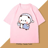 T-shirt anime bubu dudu kawaii rose avec panda en pyjama rayé tenant une bouteille et une couverture à pois, anime unisexe