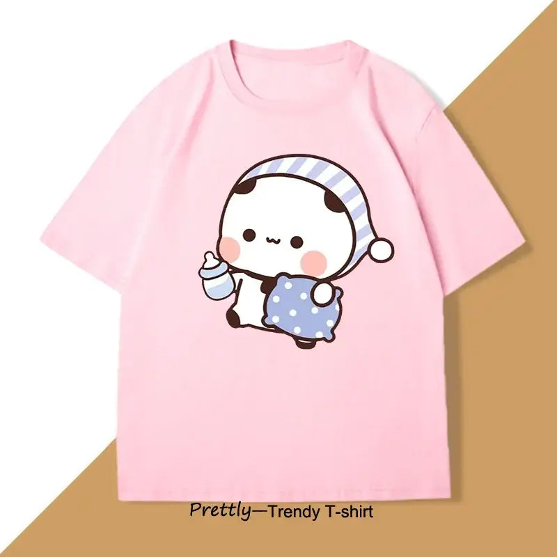 T-shirt anime bubu dudu kawaii rose avec panda en pyjama rayé tenant une bouteille et une couverture à pois, anime unisexe