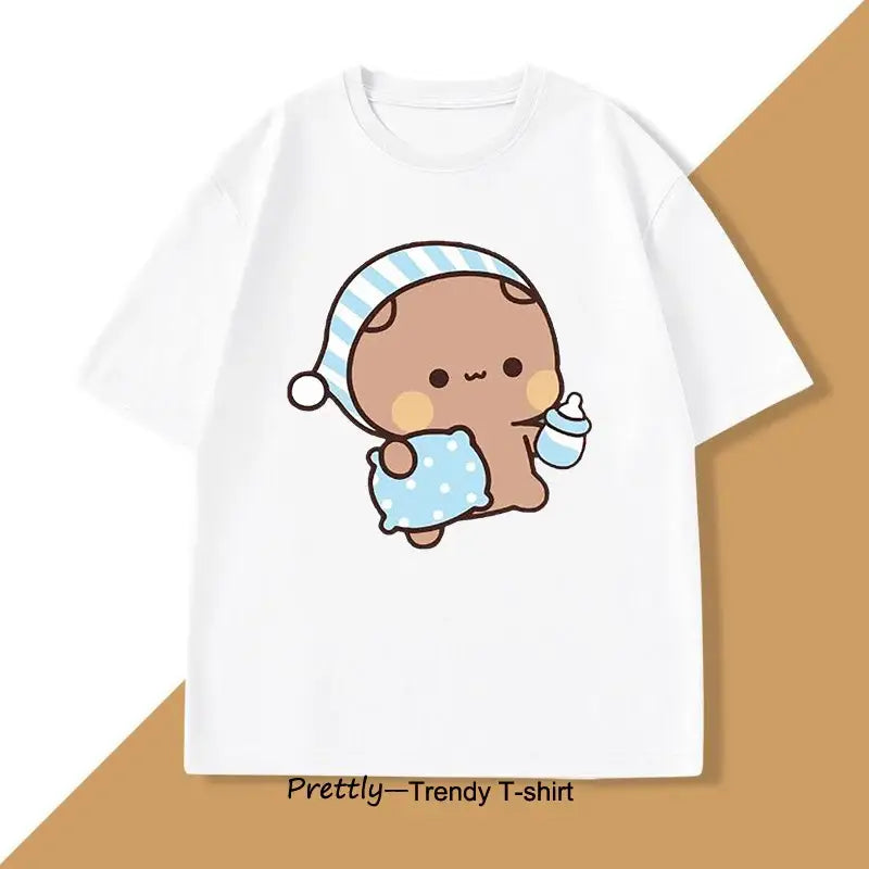 T-shirt anime unisexe blanc avec bébé bubu dudu kawaii en chapeau rayé et couverture à pois bleue