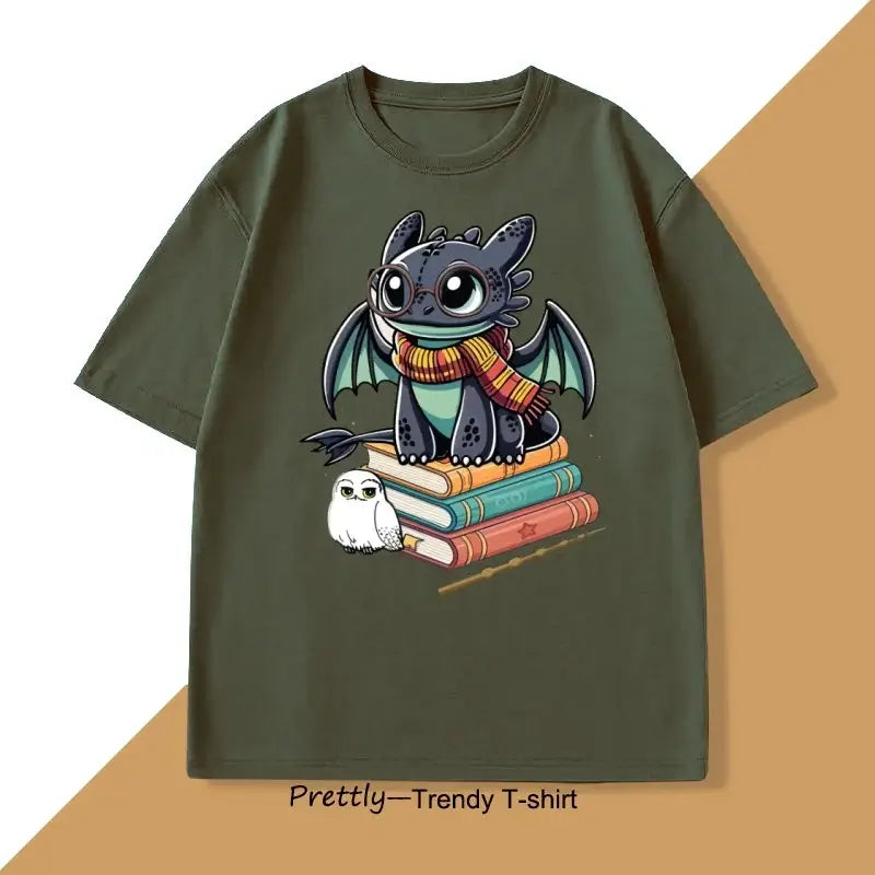 T-shirt anime olive vert à manches courtes avec illustration de dragon drôle et personnages manga assis sur des livres