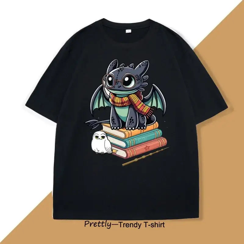 T-shirt anime noir avec illustration de toothless portant une écharpe rayée assis sur des livres avec un hibou à côté