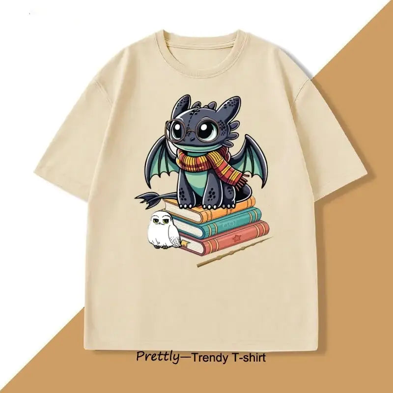 Beige t shirt anime avec illustration de toothless portant une écharpe rayée assis sur des livres avec un hibou proche