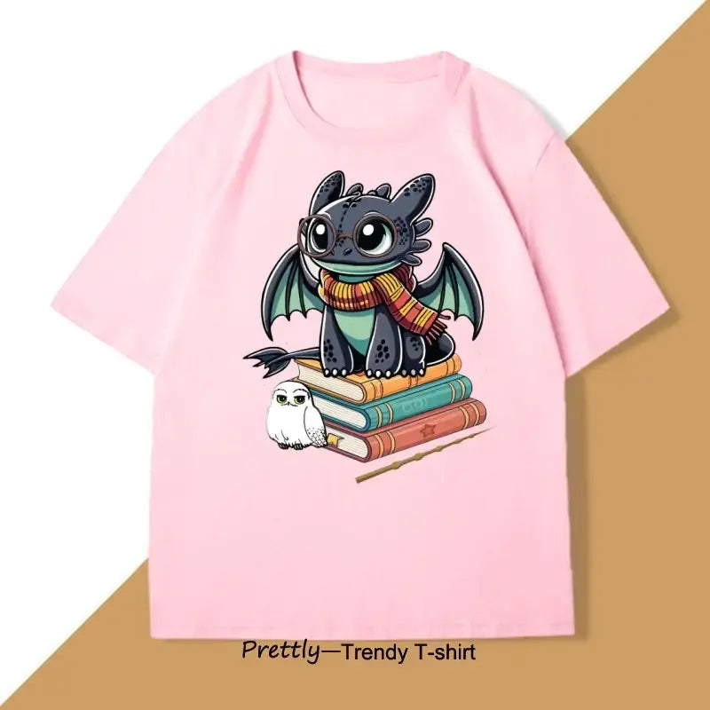 T-shirt anime rose avec illustration de toothless portant lunettes et écharpe, sur livres avec hibou, t shirt manga drôle dragon