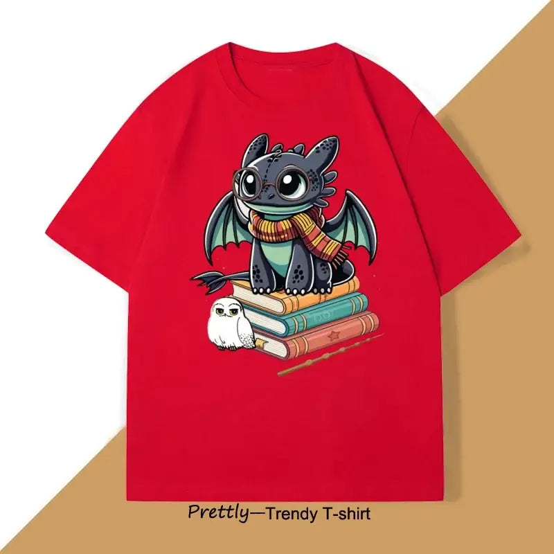 T-shirt anime rouge avec illustration drôle de dragon toothless portant lunettes et écharpe sur livres avec hibou