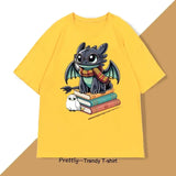 T-shirt anime jaune vif avec dragon drôle toothless assis sur des livres et un hibou à côté, style manga