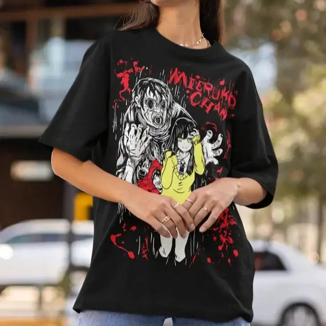 T-shirt anime horreur mieruko chan noir oversize avec design captivant inspiré des personnages et éclaboussures rouges