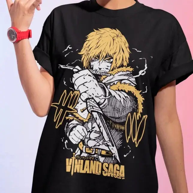 T-shirt vinland saga unisexe noir avec design épuré jaune et blanc de björn tenant une épée