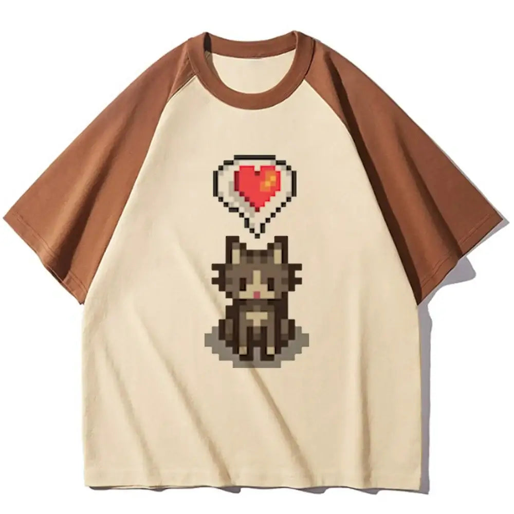 Cream-colored raglan t-shirt with brown sleeves featuring a chat pixel rétro gaming holding a red cœur pixel design