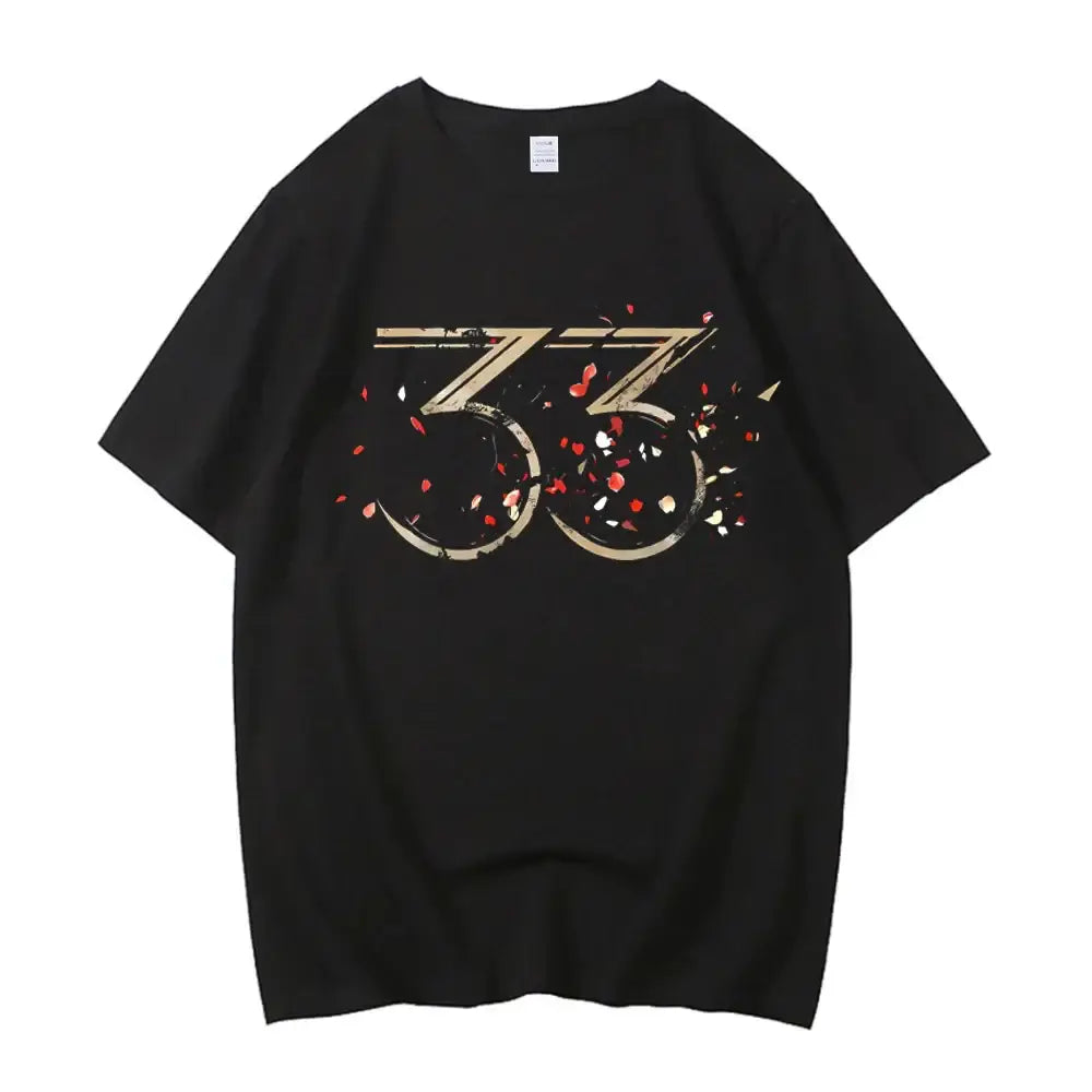 T-shirt clair obscur expedition coton premium noir à manches courtes avec graphisme doré 33 et confettis floraux rouge et blanc