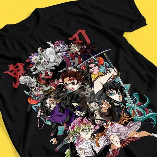 T-shirt coton anime demon slayer noir avec impression détaillée des héros emblématiques et kanji rouge sur le côté
